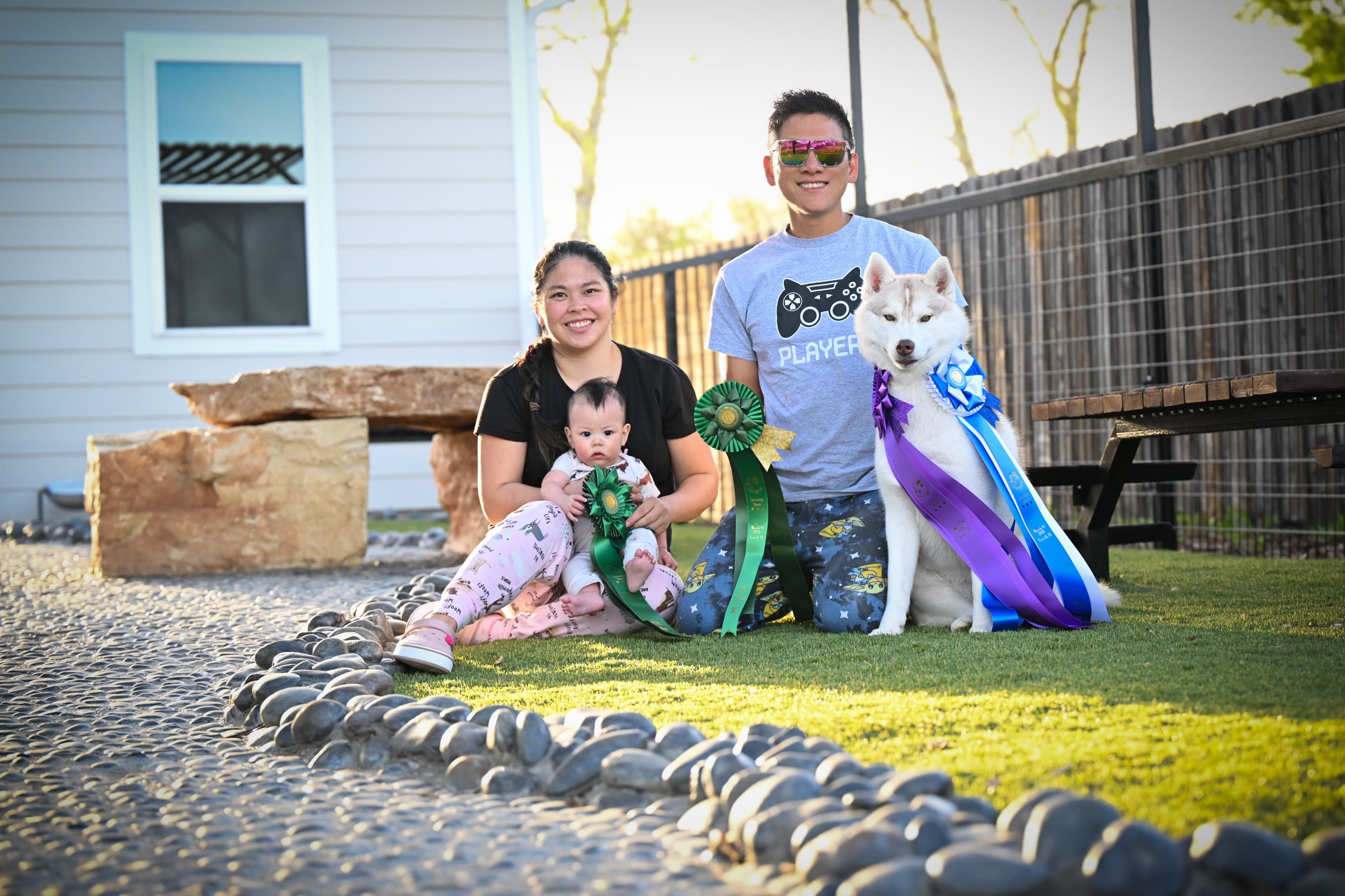 Central Texas Husky family with Ch. Arkinlight's Caramel Macchiato and show ribbons
